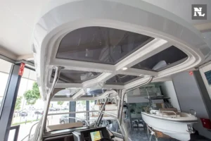 Interior del NIMBUS T8 TAUPÉ visto desde la consola, con techo acristalado, parabrisas y asientos visibles.