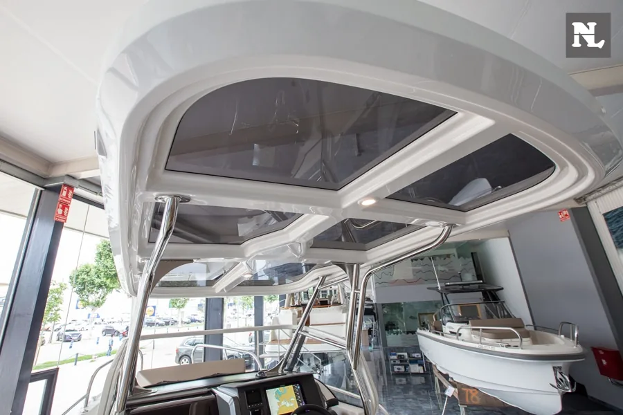 Interior del NIMBUS T8 TAUPÉ visto desde la consola, con techo acristalado, parabrisas y asientos visibles.
