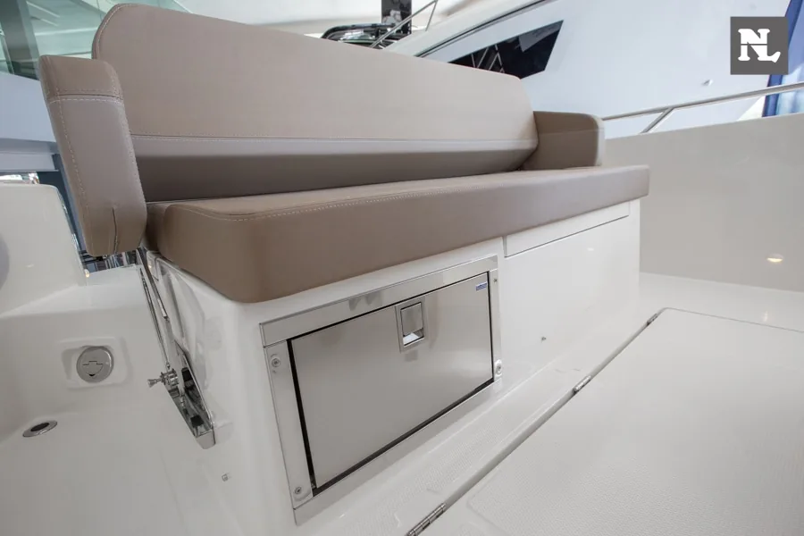 Nimbus T8: vista lateral exterior de asiento tapizado taupe y escotilla de almacenamiento bajo el banco.