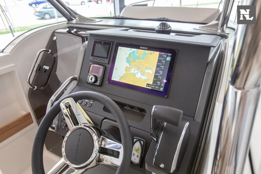 Consola de mando interior del Nimbus T8, con volante, pantallas de navegación, controles y parabrisas.