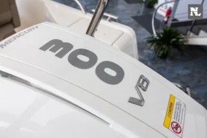 Nimbus T8 Taupe, vista exterior de la cubierta trasera con logotipo Nimbus, motor Mercury y etiqueta de seguridad.