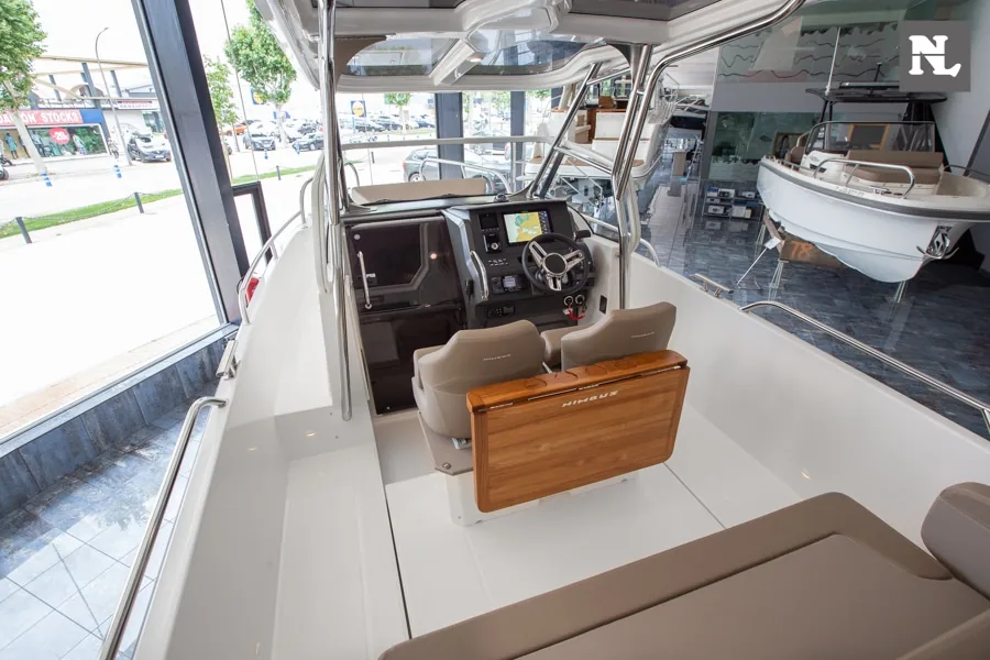 Interior del Nimbus T8, vista hacia la consola de mando, asientos, mesa abatible y cabina de proa.