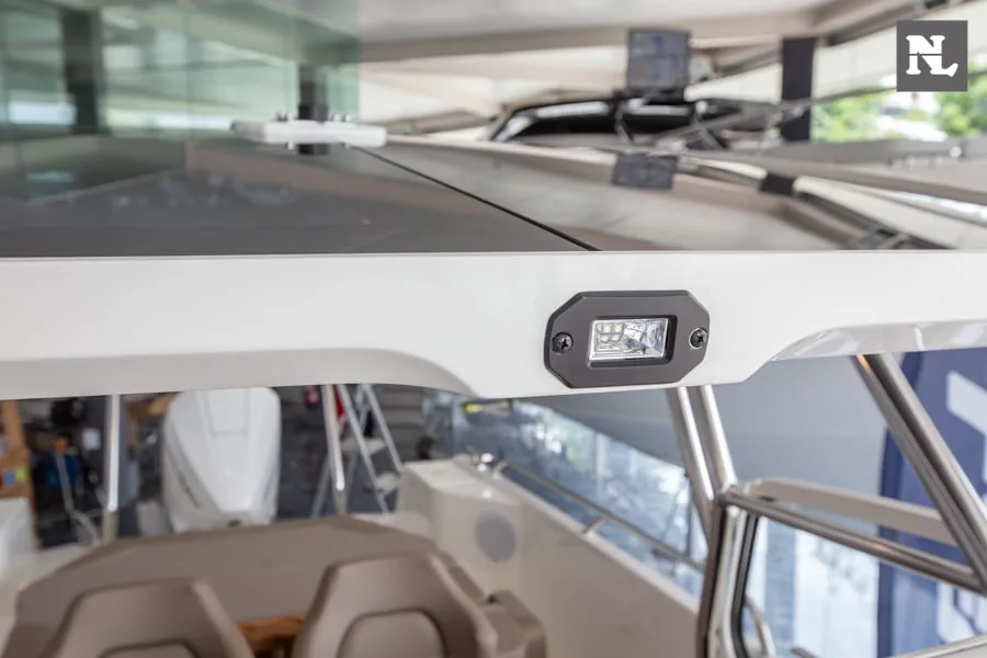 Nimbus T8 taupe, vista exterior del parabrisas y acceso al interior con asientos y consola de mando visibles