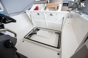 Nimbus T8 en vista exterior, con escotilla abierta que muestra un compartimento de almacenamiento y consola de mando.