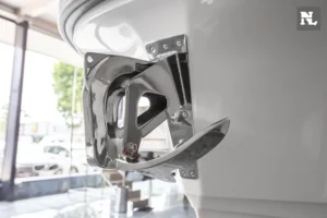 Detalle exterior del ancla escamoteable del barco Nimbus T8 Taupe, visto en primer plano lateral.