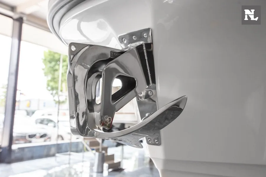 Detalle exterior del ancla escamoteable del barco Nimbus T8 Taupe, visto en primer plano lateral.