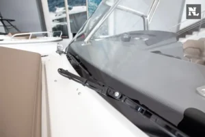 Detalle exterior de la Nimbus T8: parabrisas, limpiaparabrisas, salpicadero y asiento tapizado.