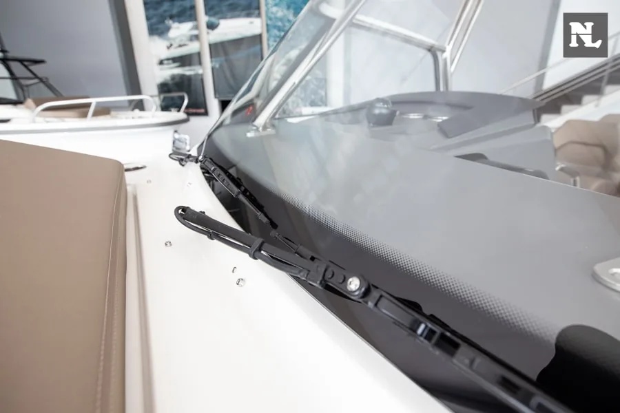 Detalle exterior de la Nimbus T8: parabrisas, limpiaparabrisas, salpicadero y asiento tapizado.