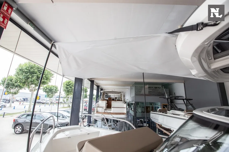 Nimbus T8 en exposición, vista exterior del puesto de mando, asientos y toldo bajo cubierta.