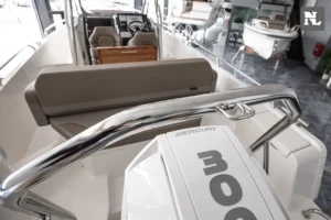 Interior de la Nimbus T8 visto desde popa, con motor fueraborda Mercury, asientos y puesto de mando.