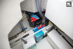 Nimbus T8, compartimento técnico interior con baterías, cableado y sistemas eléctricos visibles.