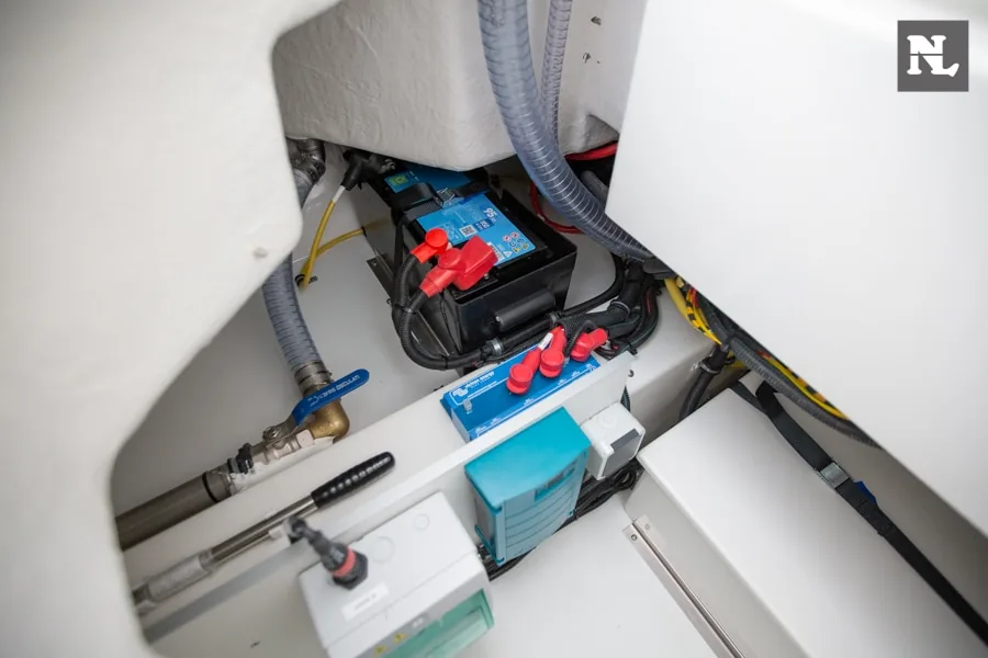 Nimbus T8, compartimento técnico interior con baterías, cableado y sistemas eléctricos visibles.