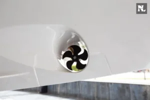 Nimbus T8: detalle exterior de la hélice en una abertura del casco blanco, visto de cerca.