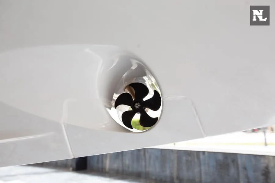 Nimbus T8: detalle exterior de la hélice en una abertura del casco blanco, visto de cerca.