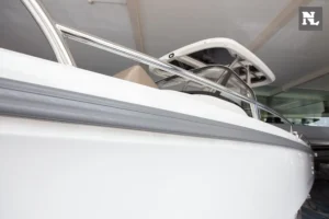 Nimbus T8 Taupe, vista exterior lateral del casco, barandilla y consola bajo techo.