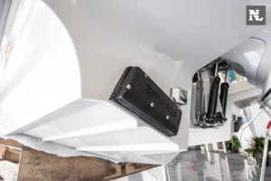 Vista inferior del exterior de la Nimbus T8, con casco blanco y mecanismo negro visible bajo la embarcación.