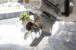 Parte trasera del Nimbus T8, con hélice y motor fueraborda visibles en primer plano.