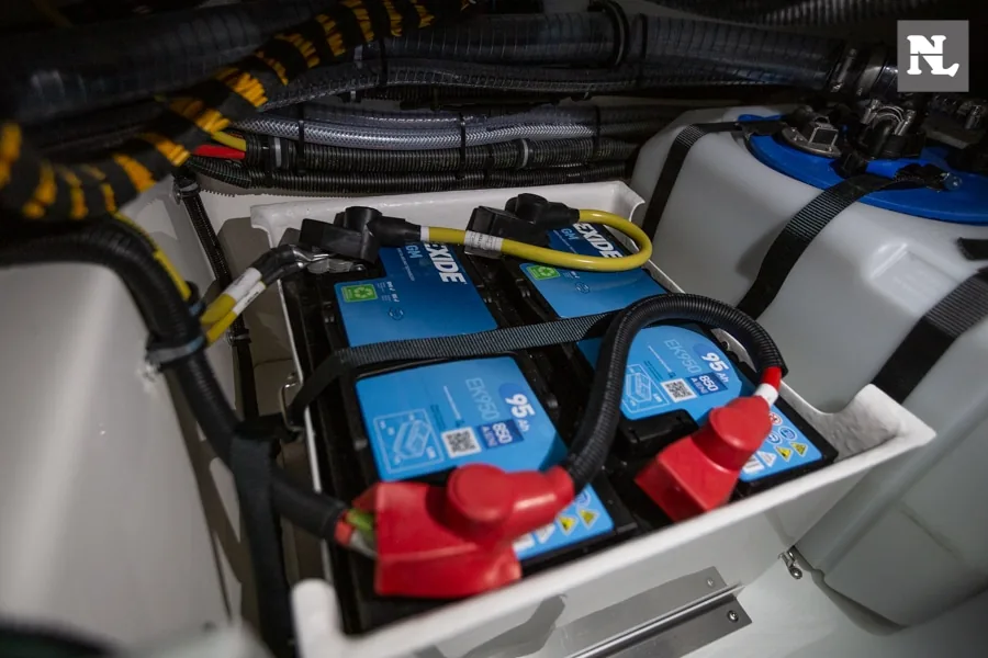 Baterías y cableado en el compartimento técnico del barco Nimbus T8, vista interior superior.