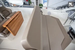 Interior de la Nimbus T8, vista del salón con asientos tapizados en taupe y mesa abatible de madera.