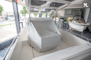 Interior del Nimbus T8 visto desde popa, con asientos cubiertos, techo rígido y consola de gobierno lateral.