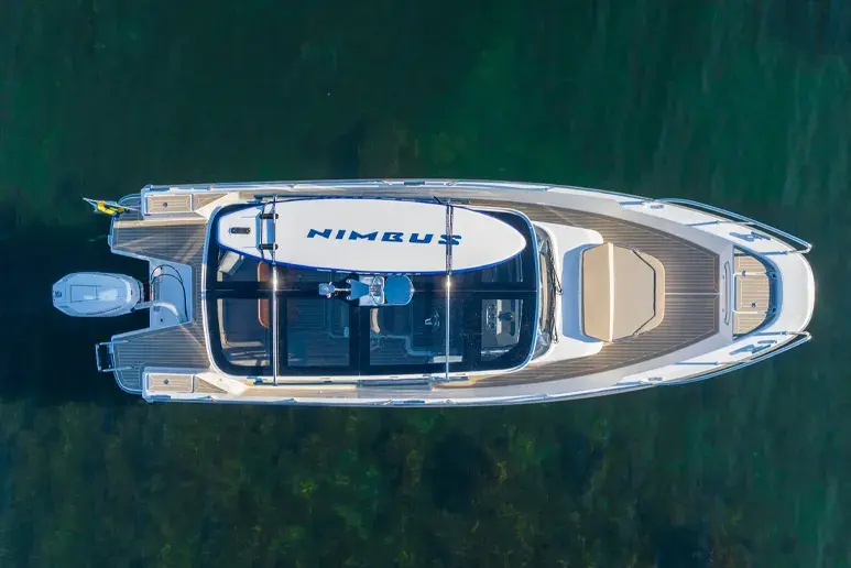 Nimbus T9 von oben gesehen, mit Deck, Mittelkabine, Sitzen und Badeplattform auf dem Wasser