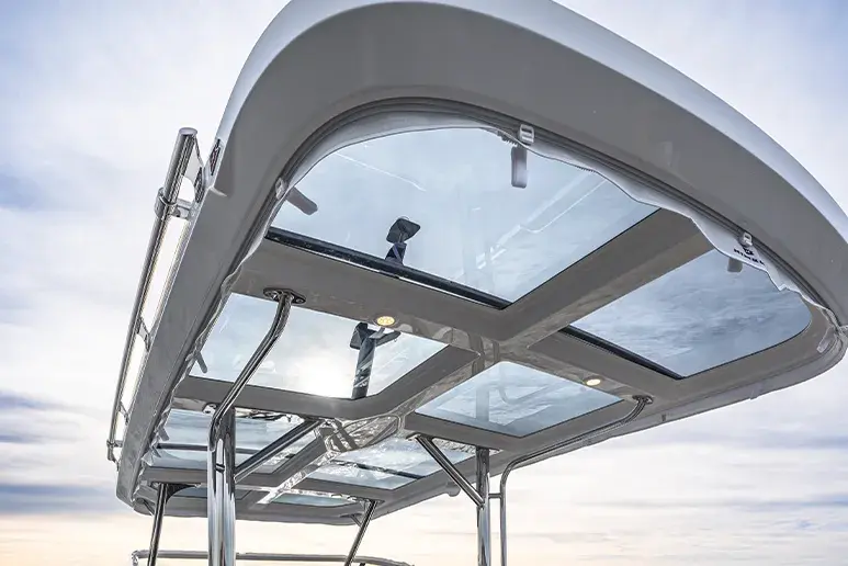 Außenansicht des Nimbus T9 von unten, mit verglastem Hardtop und sichtbarer Metallstruktur.