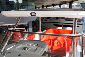 Luz de navegación en el T-Top de la Nimbus T9 de Nautic Luis