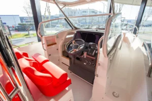 Puesto de mando de la Nimbus T9 de Nautic Luis