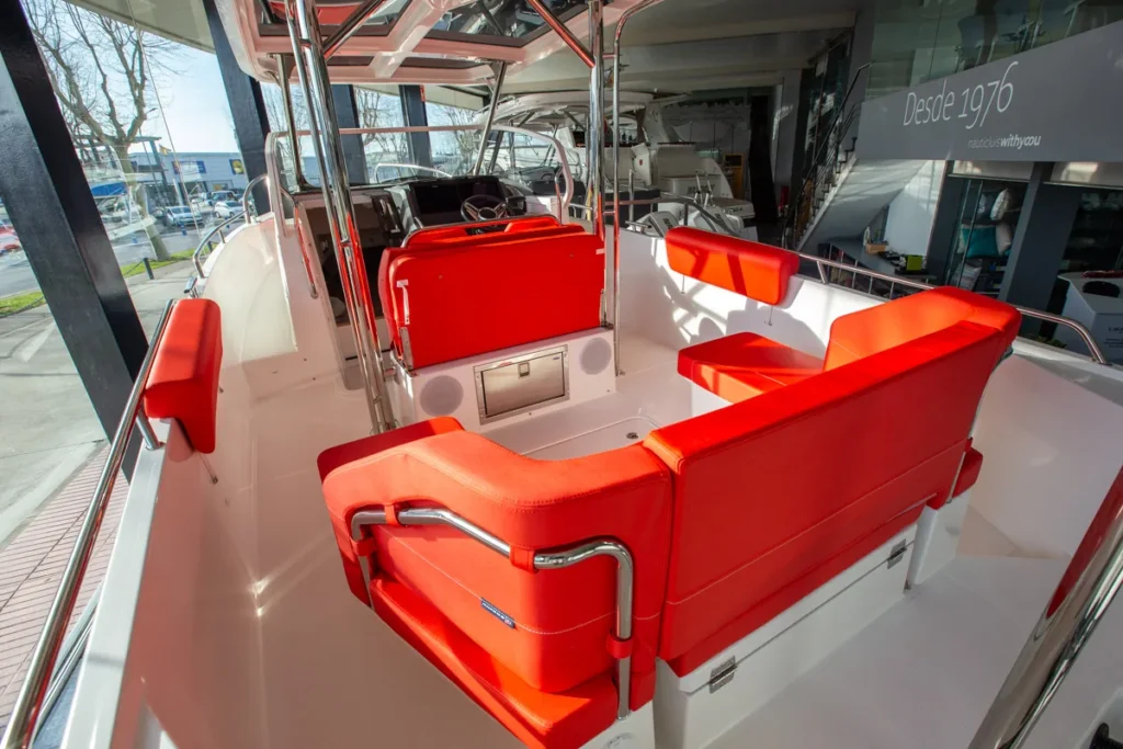 Bañera con nevera de la Nimbus T9 de Nautic Luis