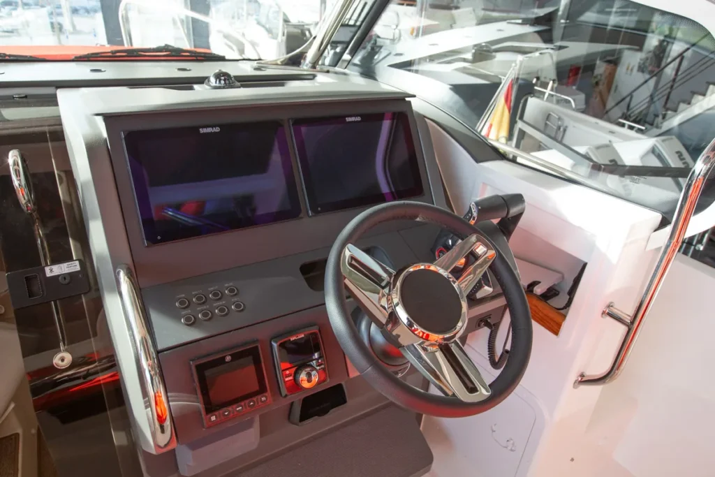 Puesto de mando de la Nimbus T9 de Nautic Luis