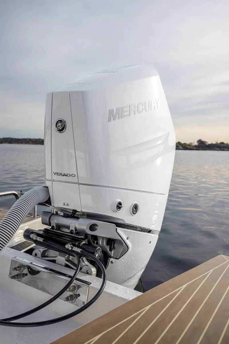 T9-GALERIE-10 Nimbus T9 mit Mercury Verado-Außenbordmotor, vom Heck aus auf dem Wasser gesehen.