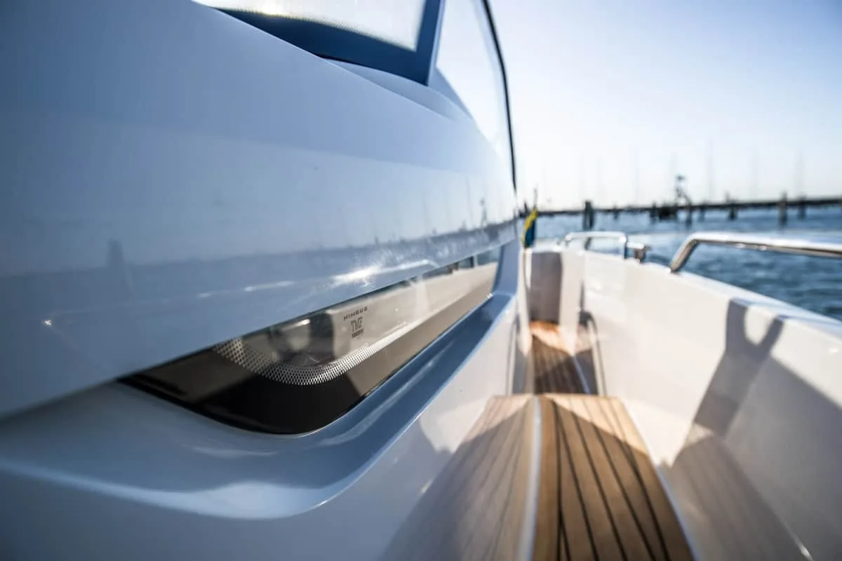 T9-GALERIE-14 Außenansicht der Nimbus T9, Seitenansicht des Rumpfes, Decksdurchgang und nautische Bake neben dem Steg