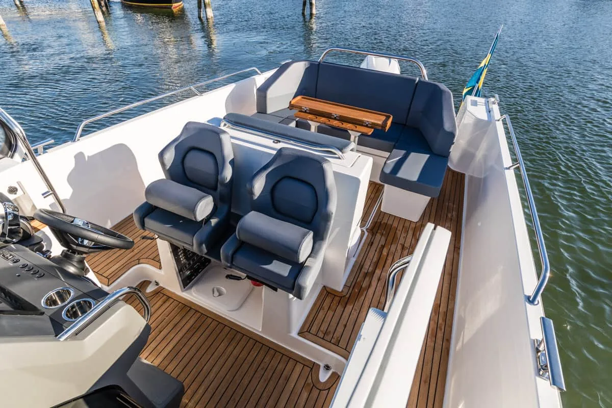 T9-GALERIE-16 Nimbus T9 von oben gesehen, mit zwei Steuerstandssitzen, einem Cockpit mit Sitzbank und einem Teakdeck am Steg