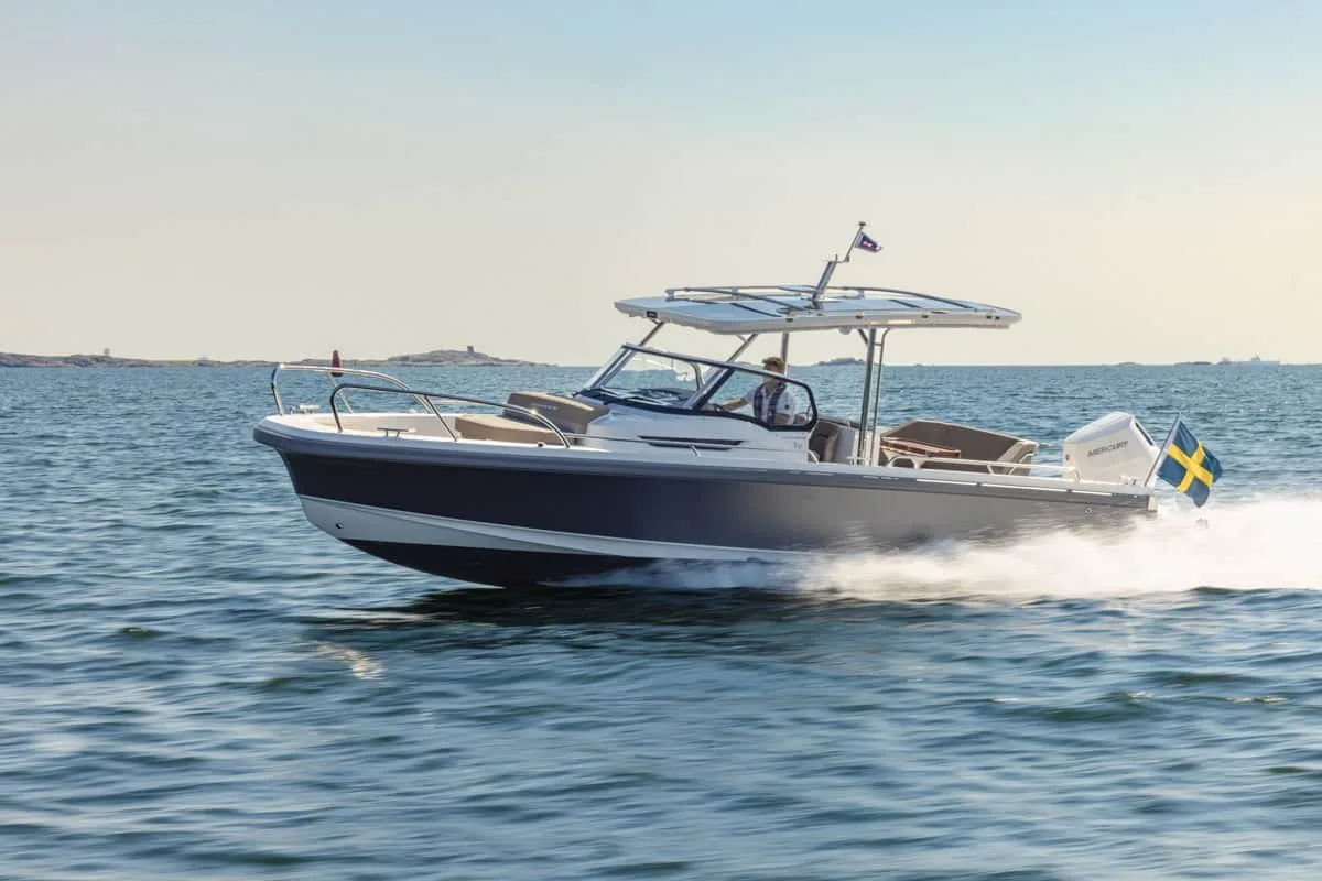 T9-GALERIE-17 Nimbus T9 in Seitenansicht auf dem Meer fahrend, mit Mittelkonsole, Hardtop und schwedischer Flagge