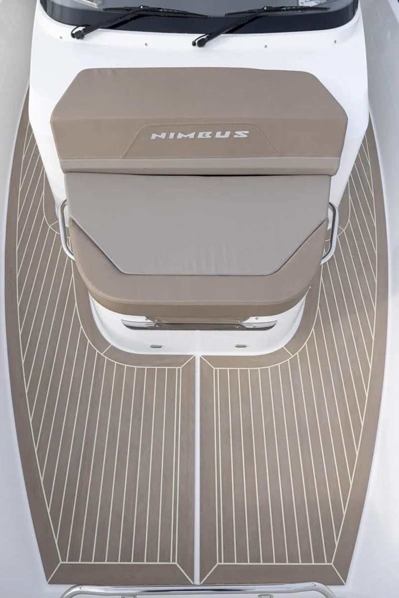 T9-GALERIE-7 Äußeres Vorschiffdeck der Nimbus T9, von oben gesehen, mit Polstern, Windschutzscheibe und Teakboden.