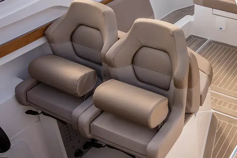 Nimbus W9: interior del puesto de mando con dos asientos acolchados y suelo de teca visto desde arriba.