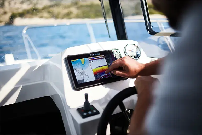 Interior de la Parker 700 Pilothouse, puesto de mando con pantalla de navegación, joystick, brújula y volante.