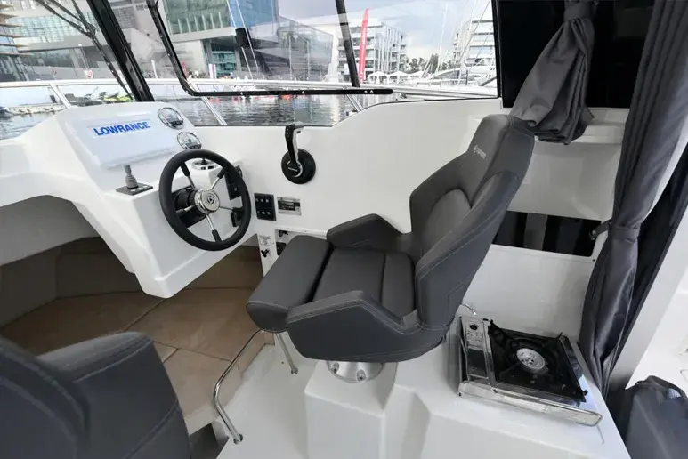 Interior del Parker 700 Pilothouse con puesto de gobierno, asiento del piloto, controles y suelo de cabina.