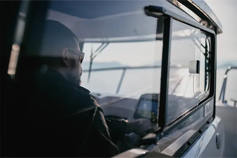 Interior del Parker 700 Pilothouse, vista lateral del puesto de gobierno y la ventana de la cabina.