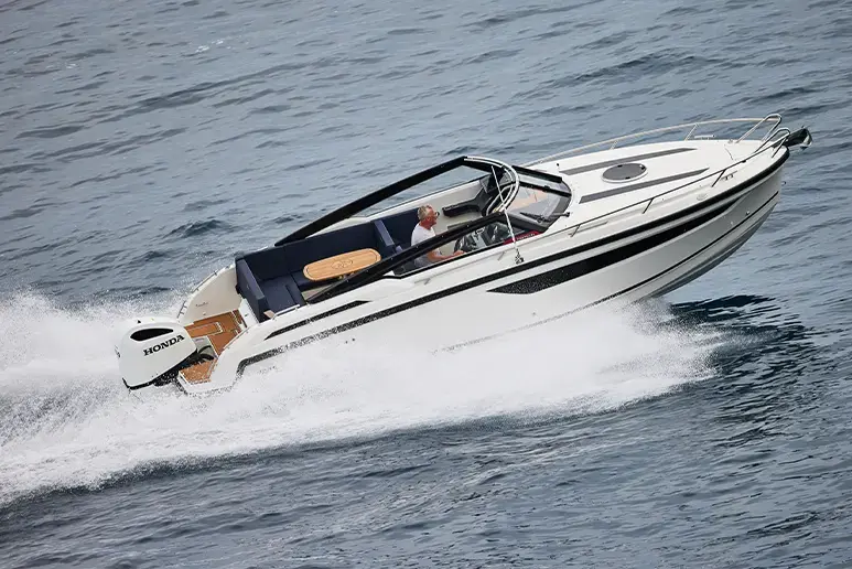 Exterior del Parker 780 Escape navegando, visto desde arriba, con motor fueraborda y bañera abierta visibles.