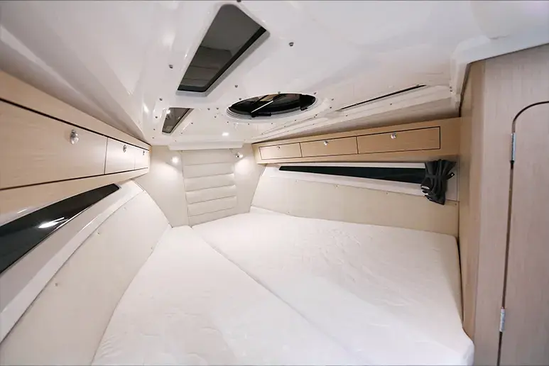Interior de la cabina del Parker 780 Escape, con cama doble, armarios laterales, claraboyas y puerta de acceso.