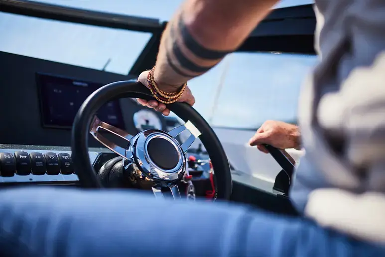 Interior de Parker 780 Escape, puesto de mando con volante, pantalla y controles, visto desde el asiento del acompañante