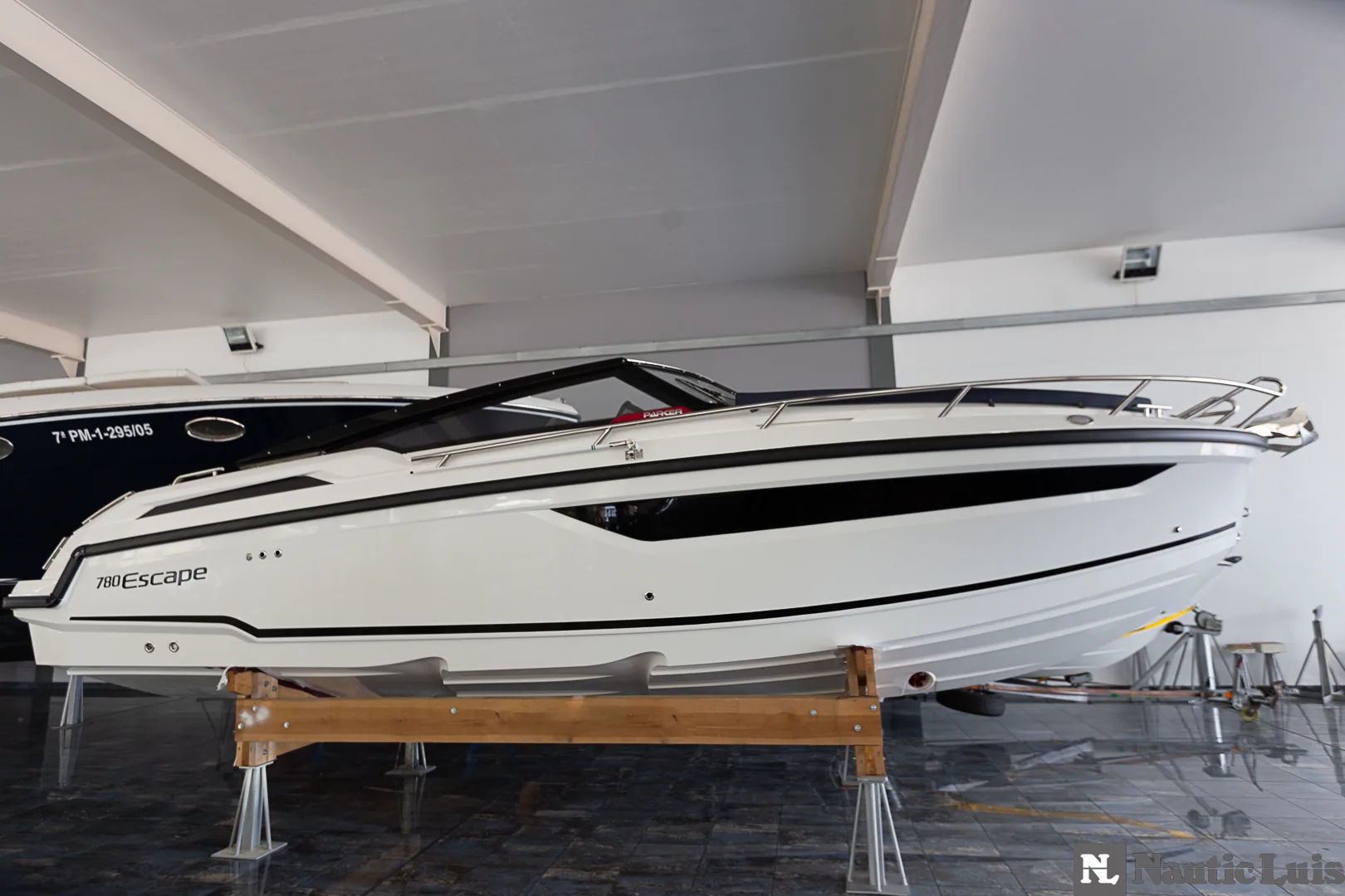 Parker 780 without engine White Parker 780 Escape seen in profile indoors, on supports, with railing and windshield.