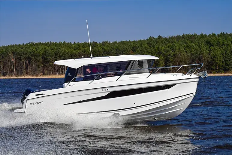 Parker 790 Explorer in Seitenansicht fahrend, mit geschlossener Kabine, Windschutzscheibe und Kielwasser auf dem See.
