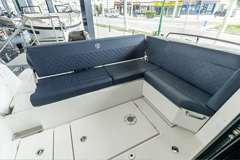 Innenraum der Parker 790 Explorer mit gepolsterten L-förmigen Sitzen und Bodenluken, von achtern gesehen