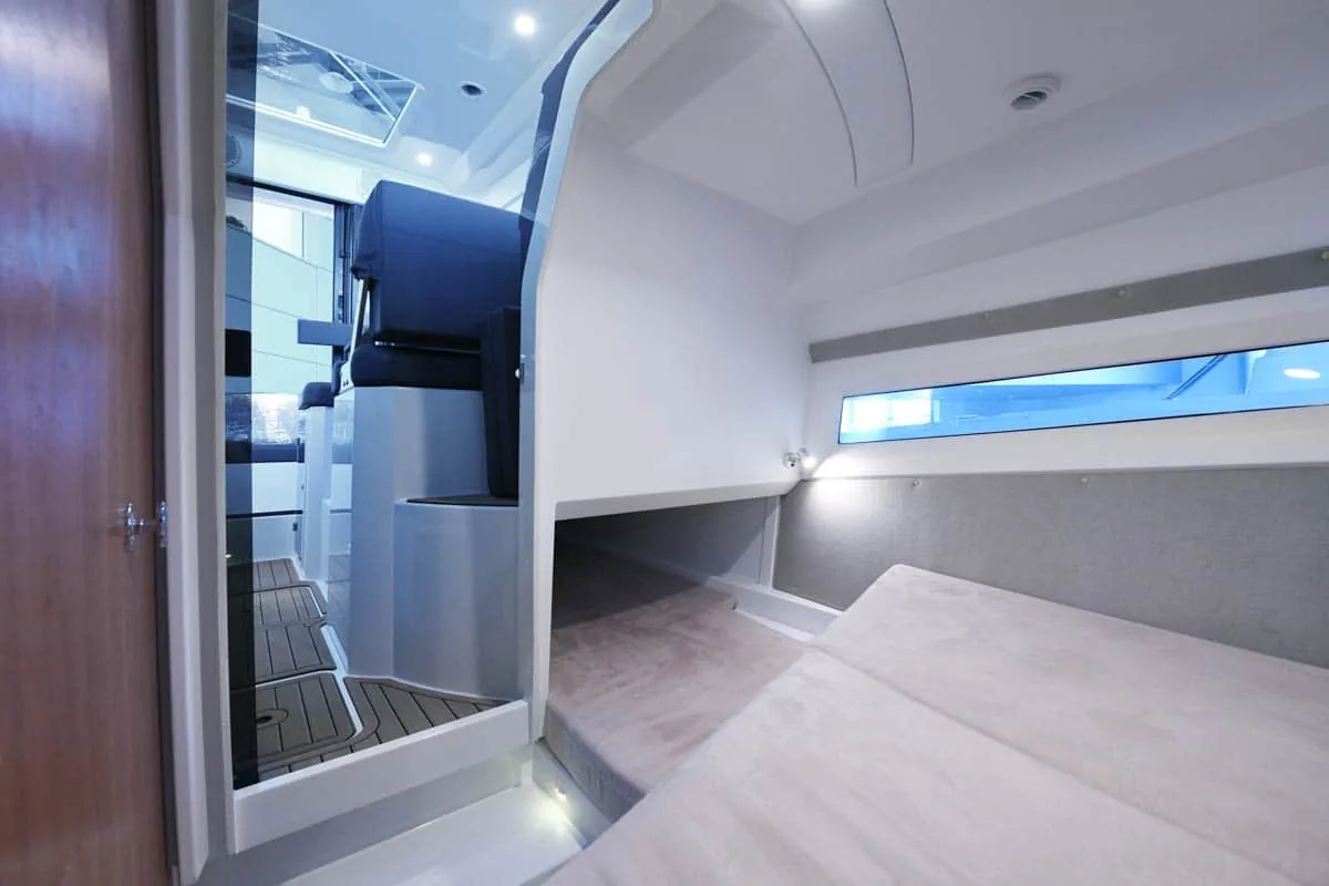 p790-GALERIE-20 Innenraum der Parker 790 Explorer, Blick in die Kabine mit Bett, Seitenfenster und Zugang zum Cockpit.