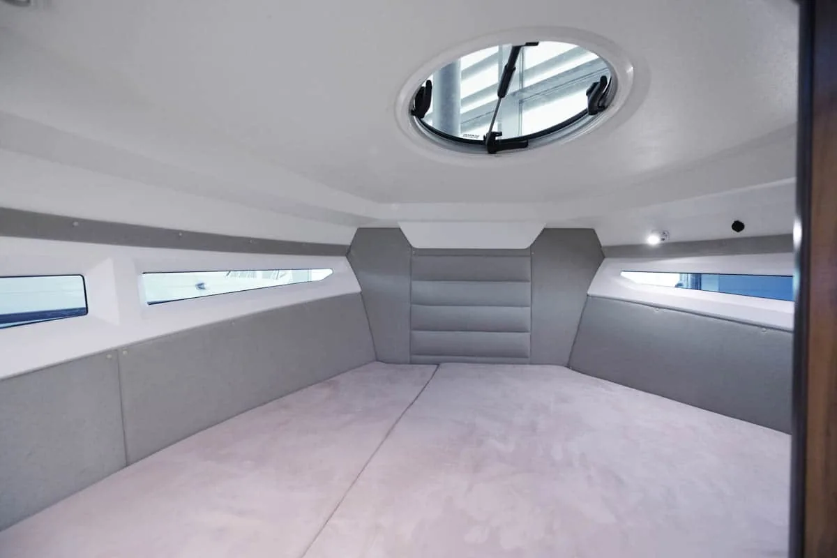 p790-GALERIE-21 Innenansicht der Parker 790 Explorer, Vorschiffskabine mit Bett, Seitenfenstern und Oberluke.