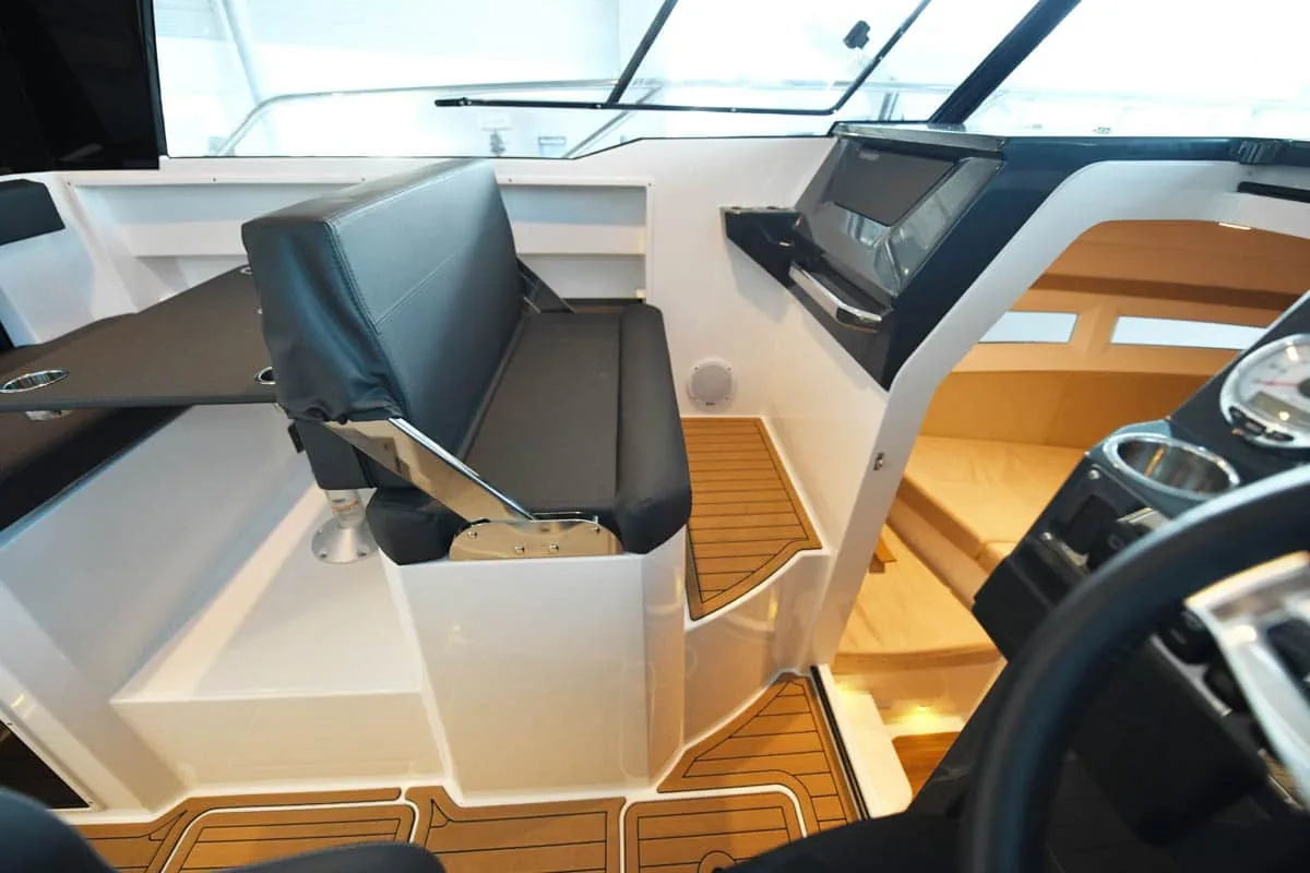 p790-GALERIE-24 Innenraum der Parker 790 Explorer mit Steuerstand, Sitzen, Kabine und Teakboden.