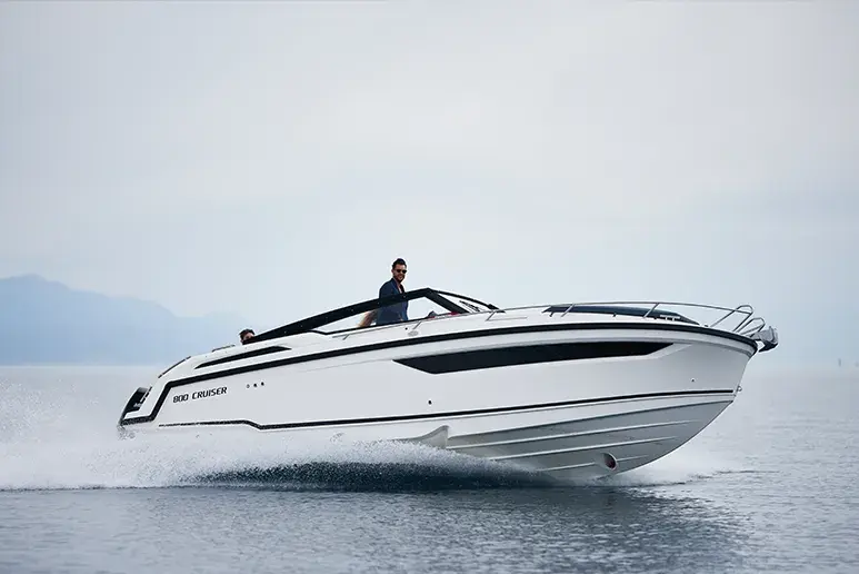 Parker 800 Cruiser coupant les vagues pendant qu'il navigue