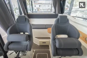 Innenraum der Parker 800 Pilothouse mit zwei Steuerstühlen, einer Mittelkonsole und Panoramafenstern.